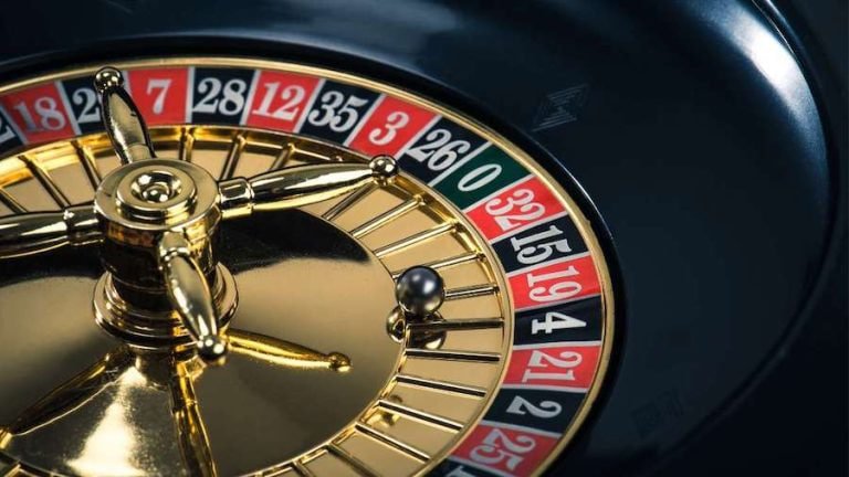 Tampilan roda American Roulette dengan slot 0, 00 dan angka 1-36 berwarna merah dan hitam